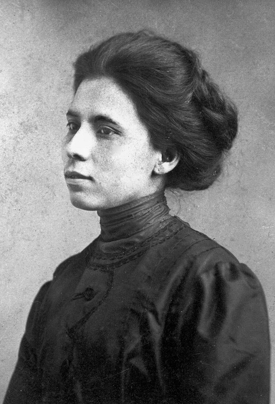 Black and white studio portrait of Jovita Idár in profile, dark hair pinned up, high-collared dark dress, circa 1905, for a post on Jovita Idár and the community press